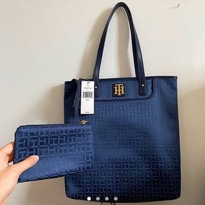 Gorgeous Indigo Tommy Hilfiger monogram Tote and Pouch🏙💙